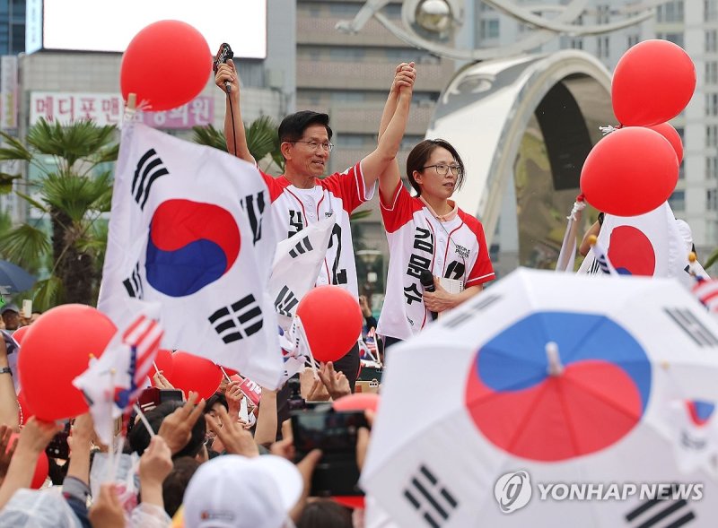 딸 김동주 씨와 함께 동대구역 찾은 김문수 후보 (출처=연합뉴스)