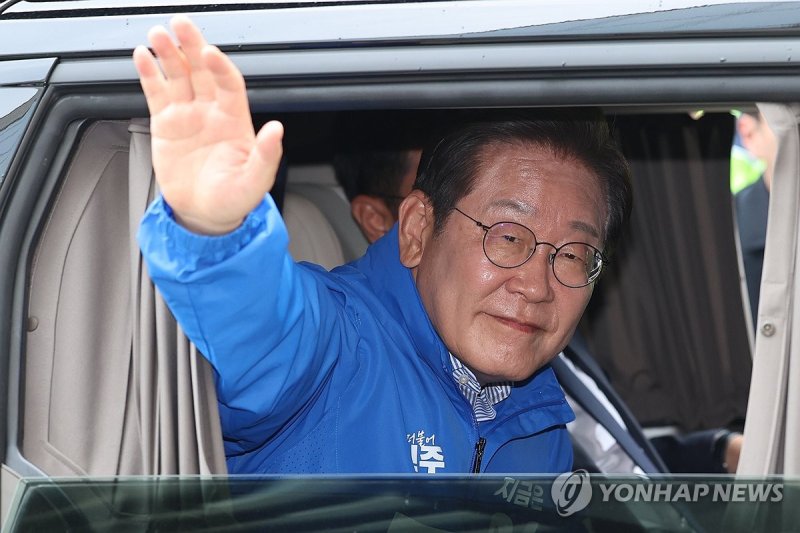 손 흔드는 이재명 후보 (출처=연합뉴스)