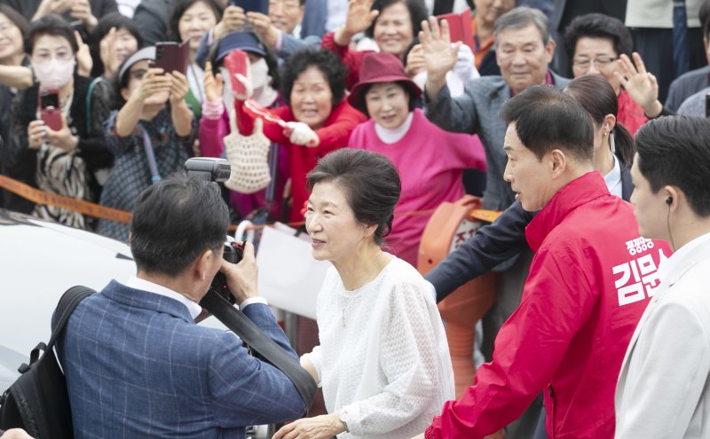 박근혜 전 대통령이 2일 울산 남구 장생포 문화단지를 방문해 지지자들에게 인사하고 있다.2025.6.2/뉴스1 ⓒ News1 김지혜 기자