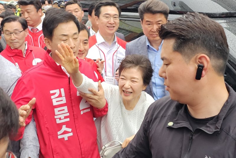 박근혜 전 대통령이 2일 경남 진주중앙시장을 방문해 시민들과 인사를 나누고 있다. 2025.6.2 2025.6.2/뉴스1 ⓒ News1 한송학 기자