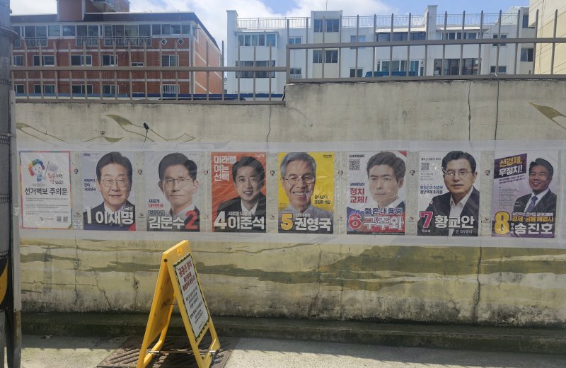 사전투표함 봉인 뜯기고 투표지 공개… 선거법 위반사례 속출