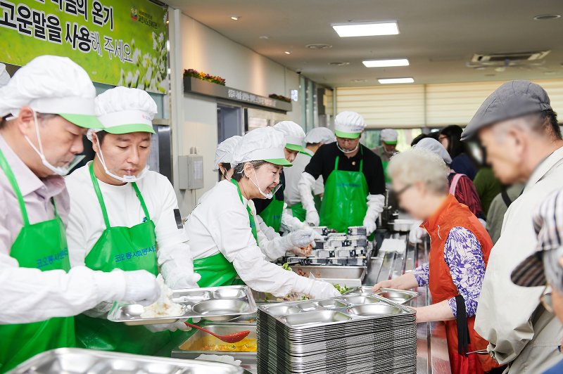 서창희 코오롱사회봉사단 총단장(왼쪽 두번째)이 지난달 30일 과천시노인복지관에서 관계자들과 배식 봉사활동에 참여하고 있다. 코오롱 제공