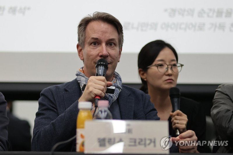 인사말하는 펠릭스 크리거 지휘자 (출처=연합뉴스)