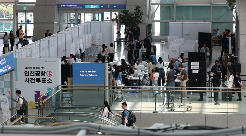 제21대 대통령선거 사전투표 둘째 날인 30일 인천공항국제공항에서 여행객들이 투표를 하고 있다. 2025.5.30/뉴스1 ⓒ News1 권현진