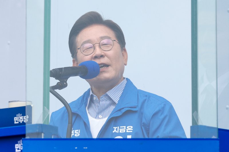 이재명 더불어민주당 대통령 후보가 제21대 대통령선거를 하루 앞둔 2일 오전 서울 강북구 북서울꿈의숲 서문광장을 찾아 지지를 호소하고 있다. 2025.6.2/뉴스1 ⓒ News1 안은나 기자