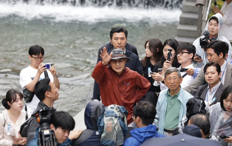 제21대 대통령선거를 하루 앞둔 2일 이명박 전 대통령이 서울 종로구 청계천을 산책하며 시민들에게 인사하고 있다. (공동취재) 2025.6.2/뉴스1 ⓒ News1 황기선 기자