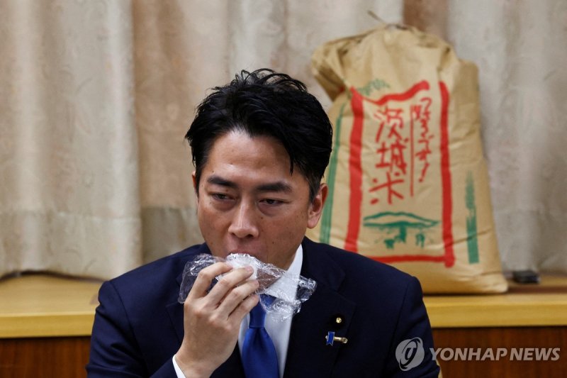 비축미 주먹밥 먹는 고이즈미 신지로 일본 농림수산상 (출처=연합뉴스)