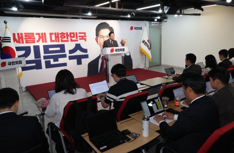 [서울=뉴시스] 조성봉 기자 = 장동혁 국민의힘 중앙선거대책위원회 종합상황실장이 2일 오전 서울 여의도 중앙당사에서 열린 긴급 현안 기자회견에서 '짐 로저스 이재명 후보 지지선언 진위 논란' 등에 대해 발언을 하고 있다. 2025.06.02. suncho21@newsis.com