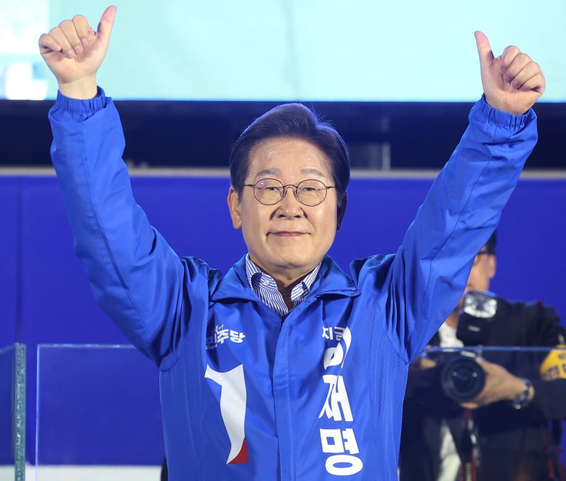 운명의 날 하루 앞으로, 시민들에게 인사하는 바카라 에볼루션 후보 2025.6.2 /연합바카라 에볼루션