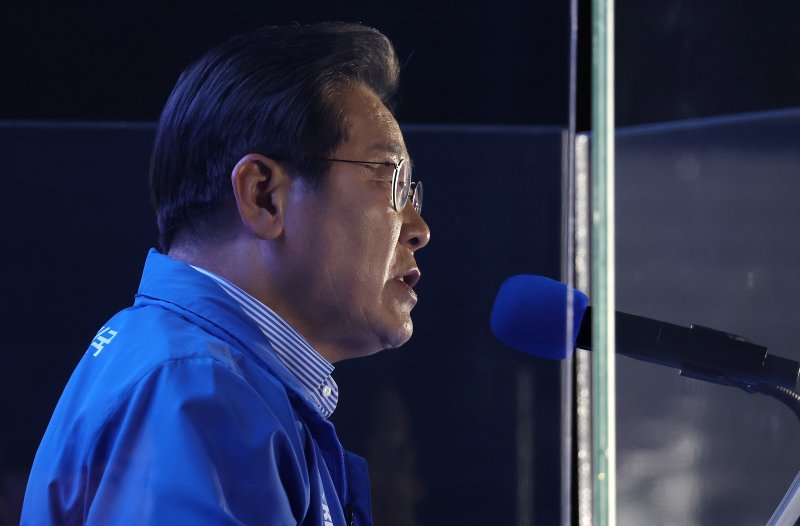 더불어민주당 스피드 바카라사이트 대선 후보가 선거를 하루 앞둔 2일 서울 여의도공원 마지막 유세에서 이 후보의 '빛의 혁명' 완성을 위한 승리에 대한 연설을 하고 있다. 사진=연합뉴스