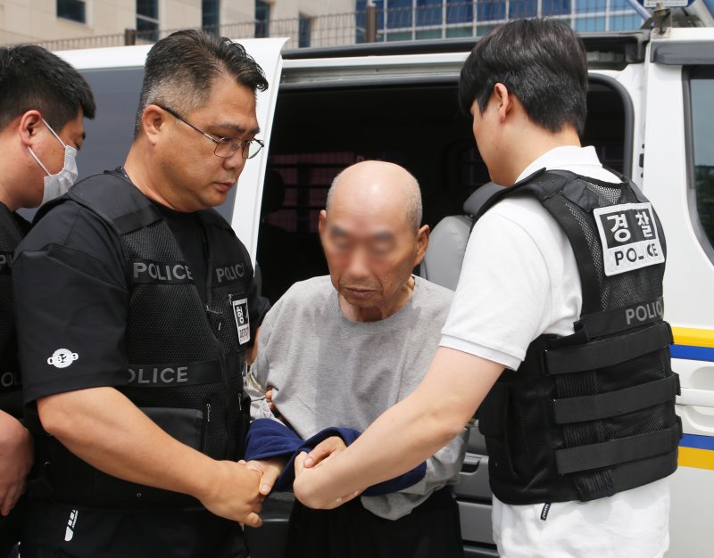 [청주=뉴시스] 서주영 기자 = 충북 청주에서 10년 넘게 알고 지낸 지인을 살해한 혐의를 받는 70대 남성이 21일 청주지방법원에서 열린 영장실질심사에 출석하고 있다. 2025.05.21. juyeong@newsis.com