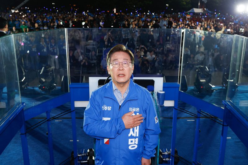 [서울=뉴시스] 조성우 기자 = 이재명 더불어민주당 대선후보가 2일 오후 서울 영등포구 여의도공원 문화의마당에서 열린 집중유세에서 국민의례를 하고 있다. (공동취재) 2025.06.02. photo@newsis.com