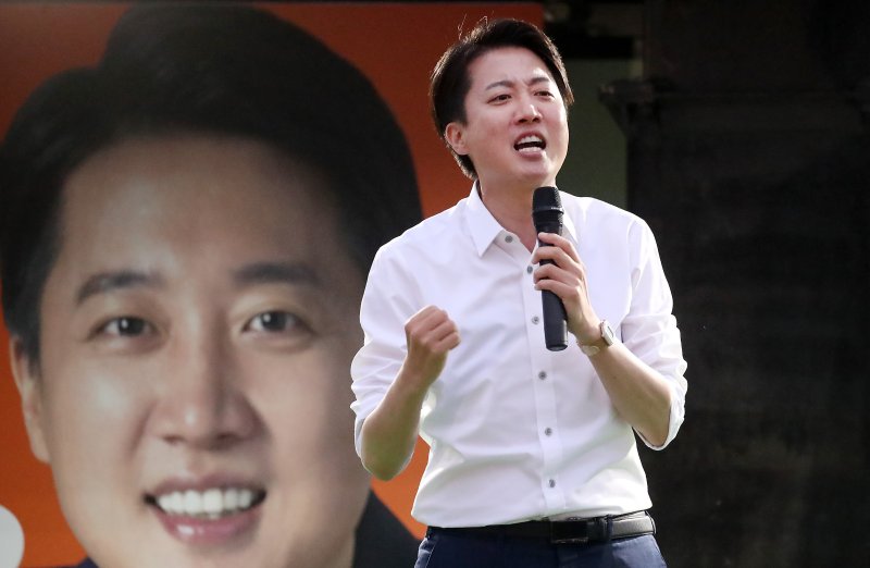 [대구=뉴시스] 이무열 기자 = 이준석 개혁신당 대선 후보가 2일 대구 수성구 수성못 상화동산에서 열린 집중유세에서 지지를 호소하고 있다. 2025.06.02. lmy@newsis.com