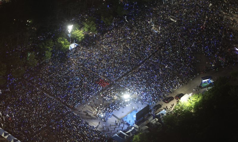 제21대 대통령선거를 하루 앞둔 2일 오후 서울 영등포구 여의도공원에서 열린 이재명 더불어민주당 대통령 후보의 마지막 유세 현장에 지지자들이 모여 있다. (공동취재) 2025.6.2/뉴스1 ⓒ News1 안은나 기자