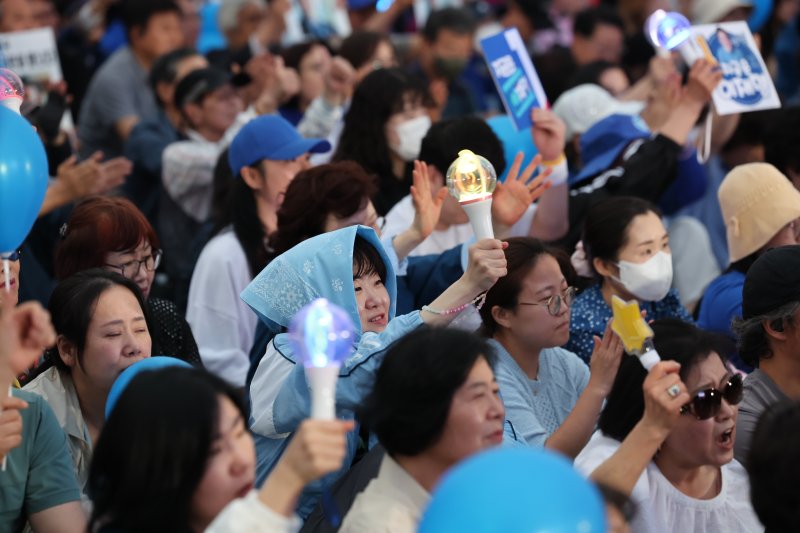 제21대 대통령선거를 하루 앞둔 2일 오후 서울 영등포구 여의도공원에서 열린 이재명 더불어민주당 대통령 후보의 마지막 유세 현장에서 지지자들이 응원봉을 들고 환호하고 있다. 2025.6.2/뉴스1 ⓒ News1 이재명 기자