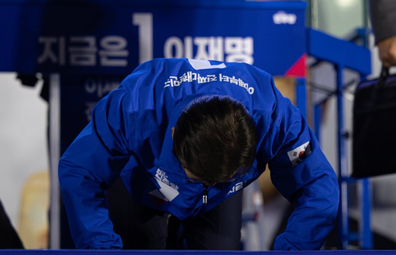 이재명 더불어민주당 대통령 후보가 제21대 대통령선거를 하루 앞둔 2일 오후 서울 영등포구 여의도공원에서 열린 마지막 유세에서 시민들에게 큰절을 하고 있다. 2025.6.2/뉴스1 ⓒ News1 이재명 기자