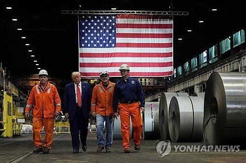 US스틸 공장 둘러보는 도널드 트럼프 미국 대통령(왼쪽에서 두번째). 연합뉴스