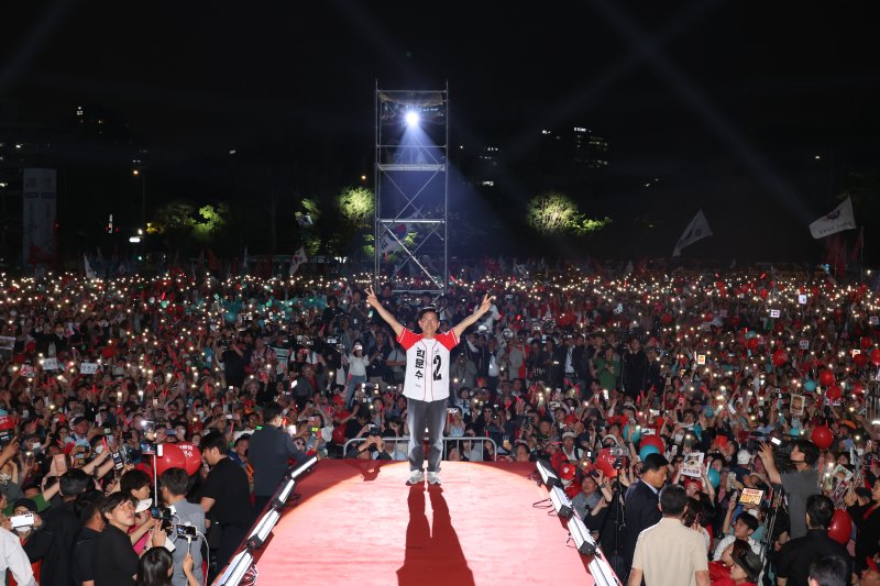 [서울=뉴시스] 고승민 기자 = 김문수 국민의힘 대통령 후보가 제21대 대통령 선거를 하루 앞둔 2일 오후 서울 중구 서울시청 앞 광장에서 열린 '울려라 함성, 들어라 승리의 메아리' 피날레 유세에서 양손을 들어보이고 있다. 2025.06.02. kkssmm99@newsis.com