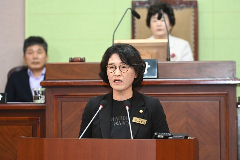 [거제=뉴시스] 신정철 기자= 경남 거제시의회(의장 신금자)가 2일 본회의장에서 제255회 정례회를 개회한 가운데, 5명의 시의원들이 5분 발언을 통해 시 집행부에 대책을 촉구했다.사진은 2일, 최양희 의회운영위원장이 "금융취약계층에 대한 실질적인 지원 확대"를 거제시에 강력히 촉구하고 있는 모습.(사진=거제시의회 제공).2025.06.02. photo@newsis.com