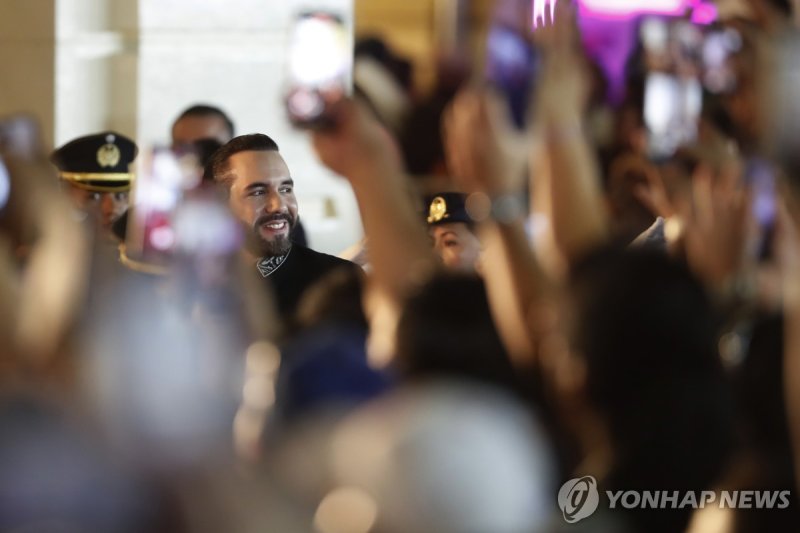 1일(현지시간) 지지자들과 인사하는 나이브 부켈레 엘살바도르 대통령 (출처=연합뉴스)