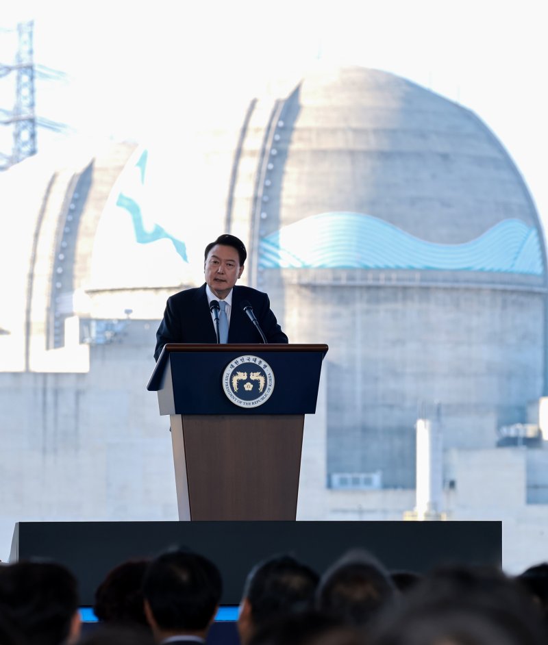 [울진=뉴시스] 최진석 기자 = 윤석열 대통령이 30일 경북 울진군 한국수력원자력 한울원자력본부에서 열린 '신한울 원전 1·2호기 종합준공 및 3·4호기 착공식'에서 축사를 하고 있다. (대통령실통신사진기자단) 2024.10.30. myjs@newsis.com