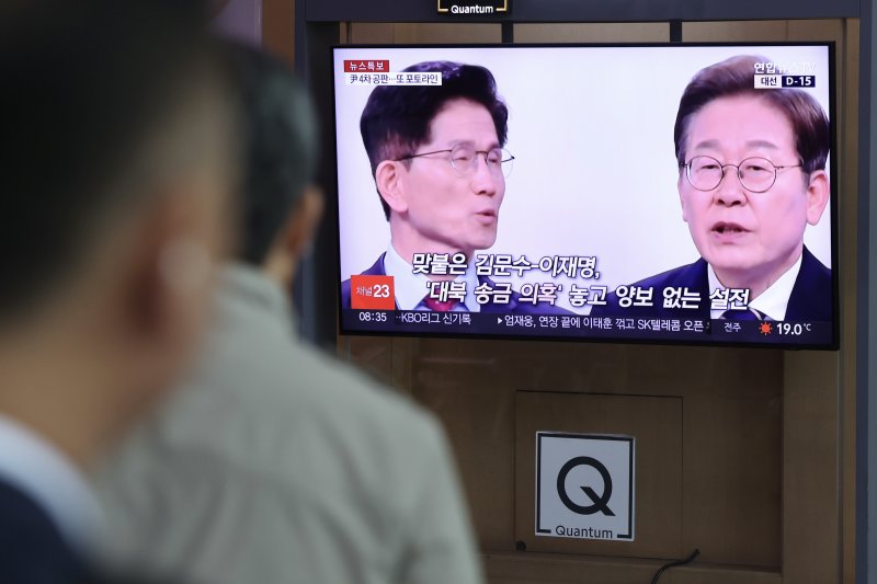 [서울=뉴시스] 김명년 기자 = 19일 오전 서울 용산구 서울역 대합실 TV에서 전날 열린 대선 후보자 초청 1차 토론회 관련 뉴스가 보도되고 있다. 2025.05.19. kmn@newsis.com