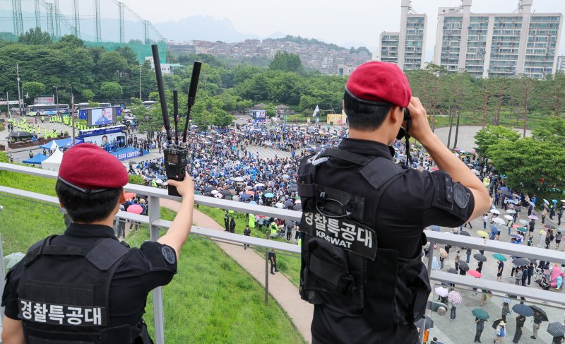 이재명 더불어민주당 대통령 후보가 제21대 대통령선거를 하루 앞둔 2일 오전 서울 강북구 북서울꿈의숲 서문광장을 찾아 지지를 호소하는 가운데 경찰 특공대가 경계 근무를 하고 있다. 2025.6.2/뉴스1 ⓒ News1 안은나 기자