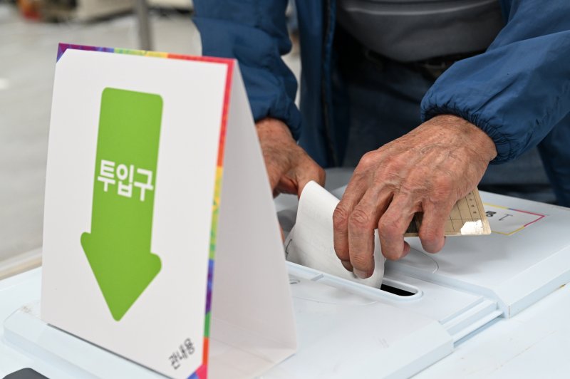 [광주=뉴시스] 김혜인 기자 = 제21대 대통령 선거 사전투표 첫날인 29일 오전 광주 서구 쌍촌동 쌍촌종합사회복지관에 위치한 상무2동 사전투표소에서 시민이 소중한 한표를 행사하고 있다. 2025.05.29. hyein0342@newsis.com