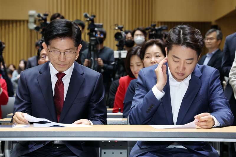 김문수 국민의힘 대통령 후보 이준석 개혁신당 대통령 후보가 지난 19일 오전 서울 중구 서울시청에서 열린 '약자와 동행하는 서울 토론회'에 참석해 나란히 앉아 있다.뉴스1