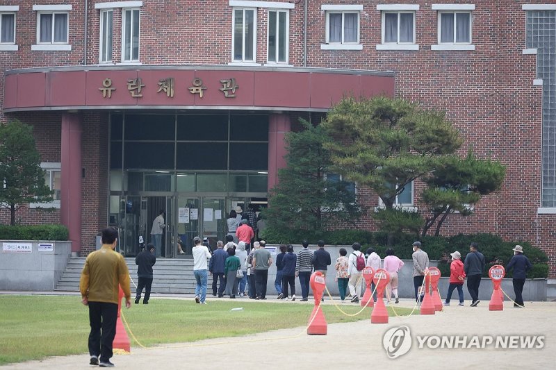 '투표하러 왔어요…이른 시간 대기 줄' (출처=연합뉴스)