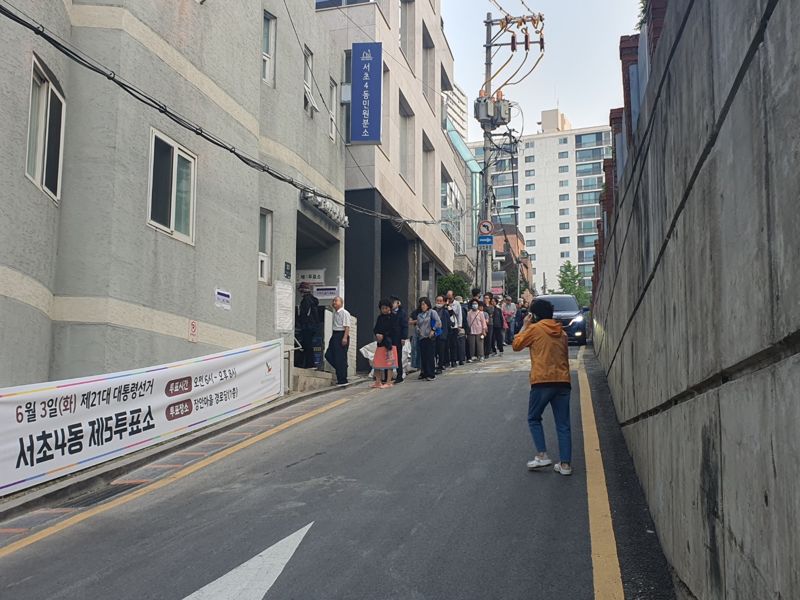 [현장]尹 사저 앞 투표소에 몰린 '오픈런' 행렬