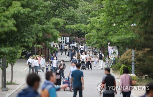 오늘은 임시 공휴일…투표 마치고 공원으로 (출처=연합뉴스)