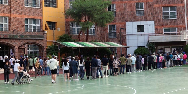 [속보]투표율 오전 7시 2.4%..지난 대선보다 0.3%p 높아