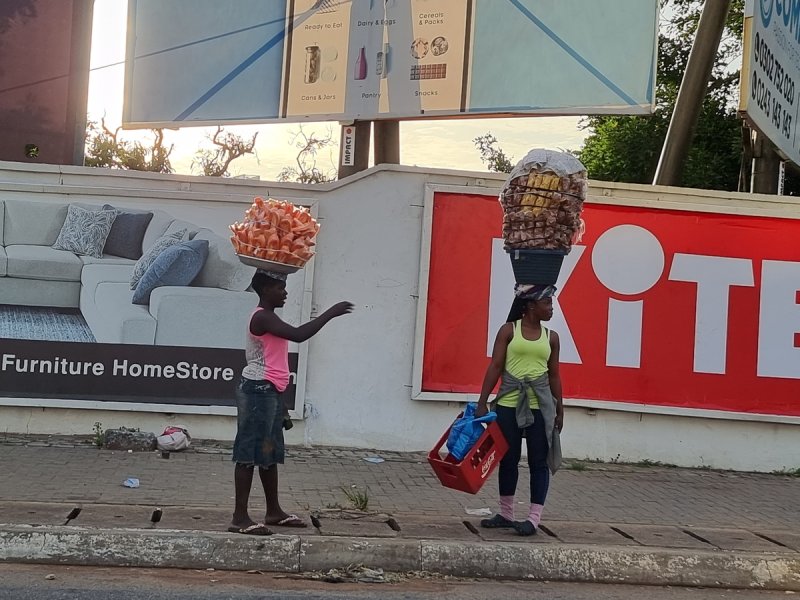 가나 수도 아크라의 길거리 행상 (출처=연합뉴스)