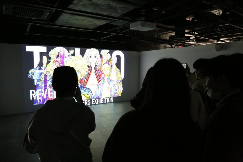 '도쿄卍리벤저스'展 덕스(DUEX) 홍대 1관 전시 전경 (웨이즈비 제공)