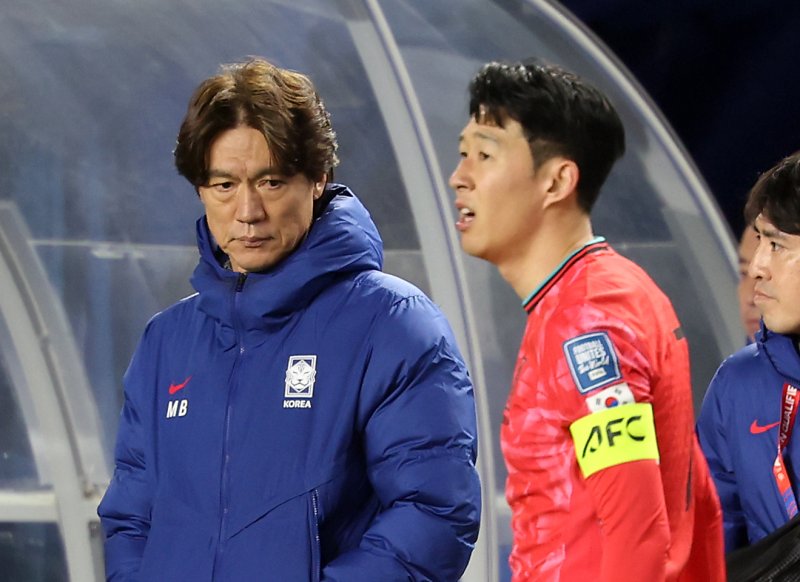 [수원=뉴시스] 김명년 기자 = 지난 3월25일 경기 수원시 수원월드컵경기장에서 열린 2026 국제축구연맹(FIFA) 북중미 월드컵 아시아 지역 3차 예선 B조 8차전 대한민국과 요르단의 경기, 홍명보 감독이 손흥민을 바라보고 있다. 2025.03.25. kmn@newsis.com