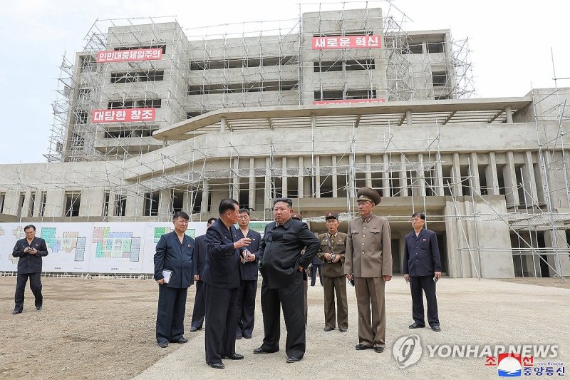 북한 김정은, 강동군 병원과 종합봉사소 공사 현장 시찰 (출처=연합뉴스)