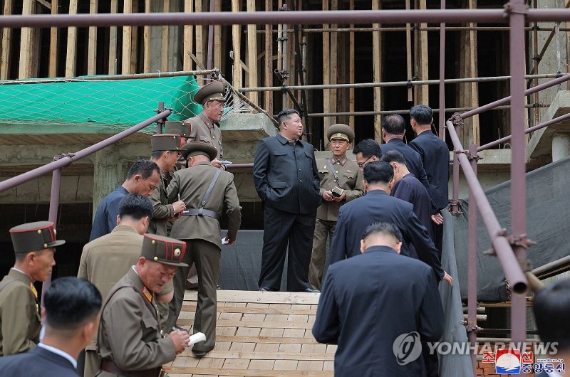 북한 김정은, 강동군 병원과 종합봉사소 공사 현장 시찰 (출처=연합뉴스)