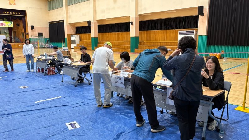 제21대 대통령 선거일인 3일 오전 6시30분쯤 경남 창원시 성산구 대방초등학교에 마련된 사파동 제8투표소에서 유권자들이 투표하고 있다.2025.6.3/뉴스1 강정태 기자