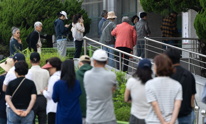 제21대 대통령 선거일인 3일 서울 영등포구 여의도 윤중중학교에 마련된 투표소를 찾은 시민들이 길게 줄 서 있다. 2025.6.3/뉴스1 ⓒ News1 이승배 기자