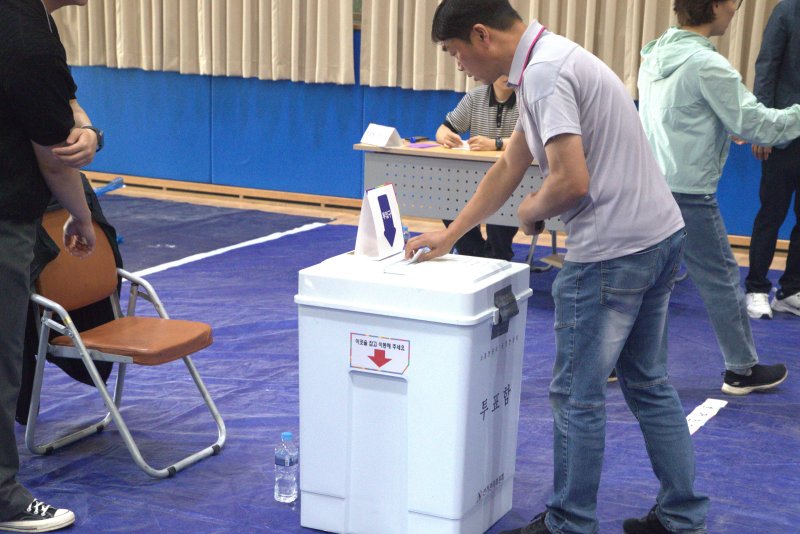 3일 오전 7시쯤 경북 안동시 정하동 강남초등학교에 설치된 제 21대 대통령선거 강남 제2 투표소에 시민들의 투표 행렬이 이어지고 있다.뉴스1