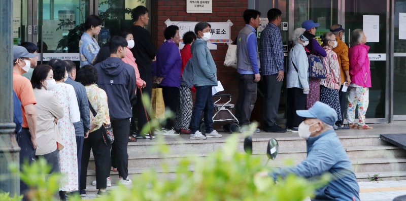 제21대 대통령 선거 투표일인 3일 전북 전주시 남중학교에 마련된 평화1동 제2투표소를 찾은 유권자들이 투표를 하기 위해 줄지어 서 있다. 뉴스1