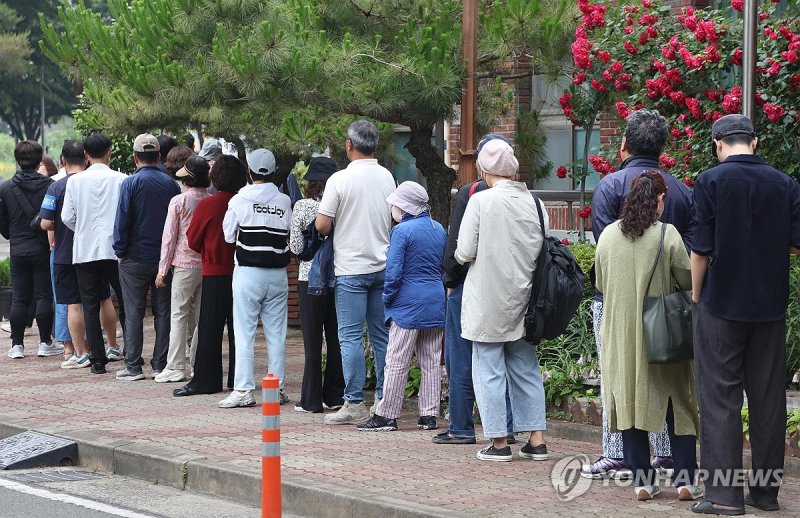 투표 기다리는 시민들 (출처=연합뉴스)