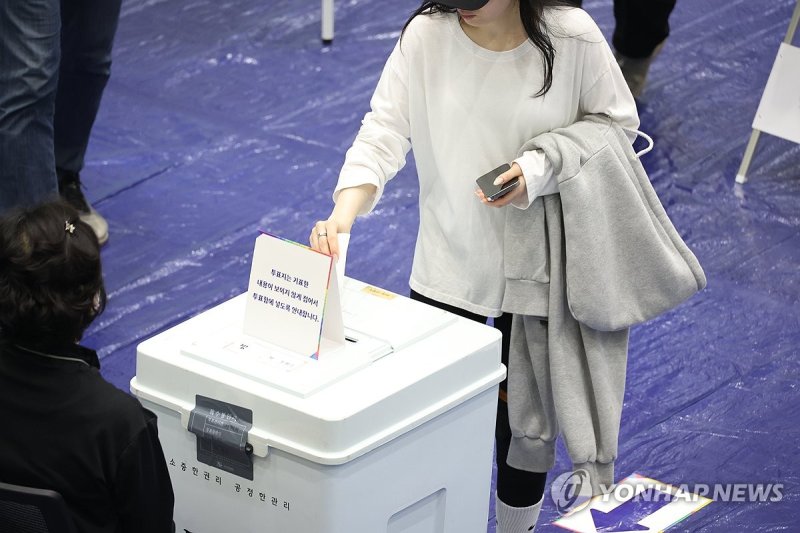 '대선 투표 참여하는 시민들' (출처=연합뉴스)