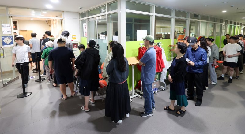 제21대 대통령선거일인 3일 오전 인천 미추홀구 용현5동 제9투표소에서 유권자들이 줄을 서고 있다. 뉴시스