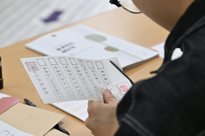 [광주=뉴시스] 이영주 기자 = 제21대 대통령 선거 본투표가 열리는 3일 오전 광주 서구 금호중학교에 마련된 금호1동 제2투표소에서 선거사무원이 유효한 투표용지를 준비하고 있다. 2025.06.03. leeyj2578@newsis.com