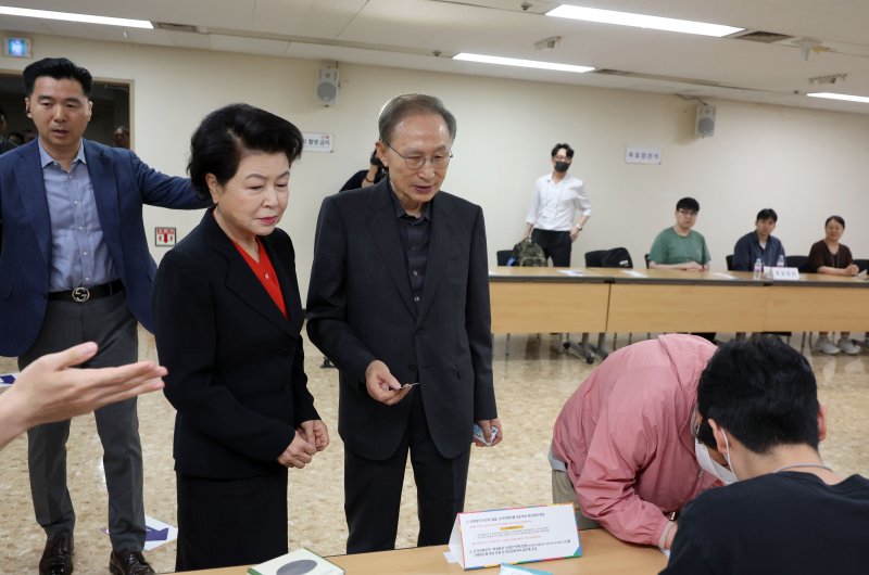 [서울=뉴시스] 김선웅 기자 = 이명박 전 대통령과 부인 김윤옥 여사가 제21대 대통령 선거일인 3일 서울 강남구 논현1동제3투표소에서 투표를 하기 위해 줄을 서고 있다. 2025.06.03. mangusta@newsis.com
