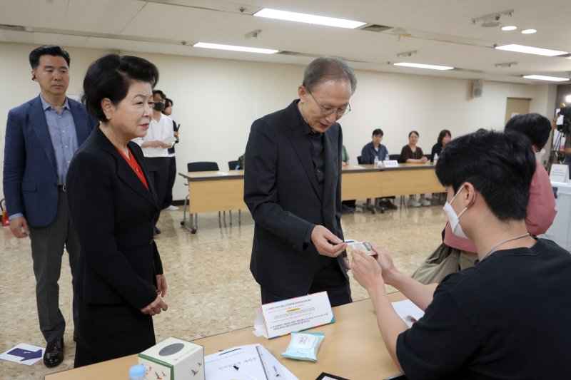 [서울=뉴시스] 김선웅 기자 = 이명박 전 대통령과 부인 김윤옥 여사가 제21대 대통령 선거일인 3일 서울 강남구 논현1동제3투표소에서 투표를 하기 위해 본인 확인을 하고 있다. 2025.06.03. mangusta@newsis.com