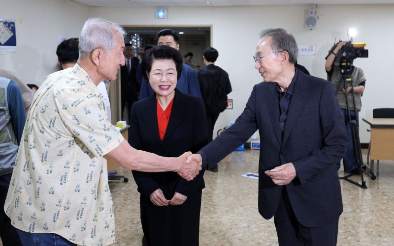 [서울=뉴시스] 김선웅 기자 = 이명박 전 대통령과 부인 김윤옥 여사가 제21대 대통령 선거일인 3일 서울 강남구 논현1동제3투표소에서 투표 전 유권자와 인사를 나누고 있다. 2025.06.03. mangusta@newsis.com