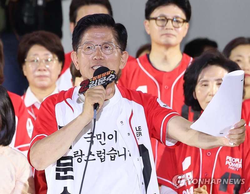 '피날레 유세'에서 지지 호소하는 김문수 (출처=연합뉴스)